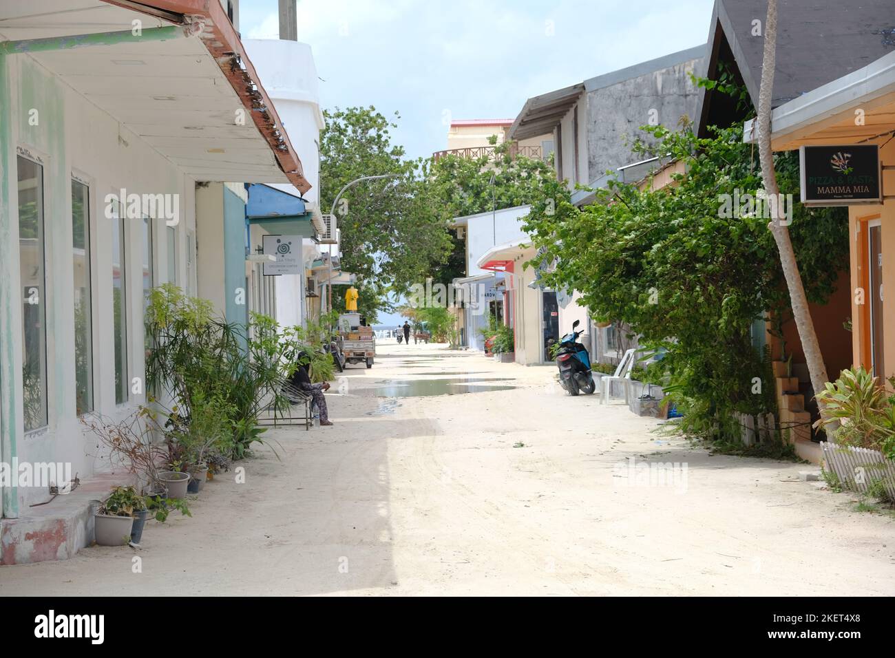 La vista sulla strada del villaggio locale di Maffushi durante il periodo post pandemico. Foto Stock