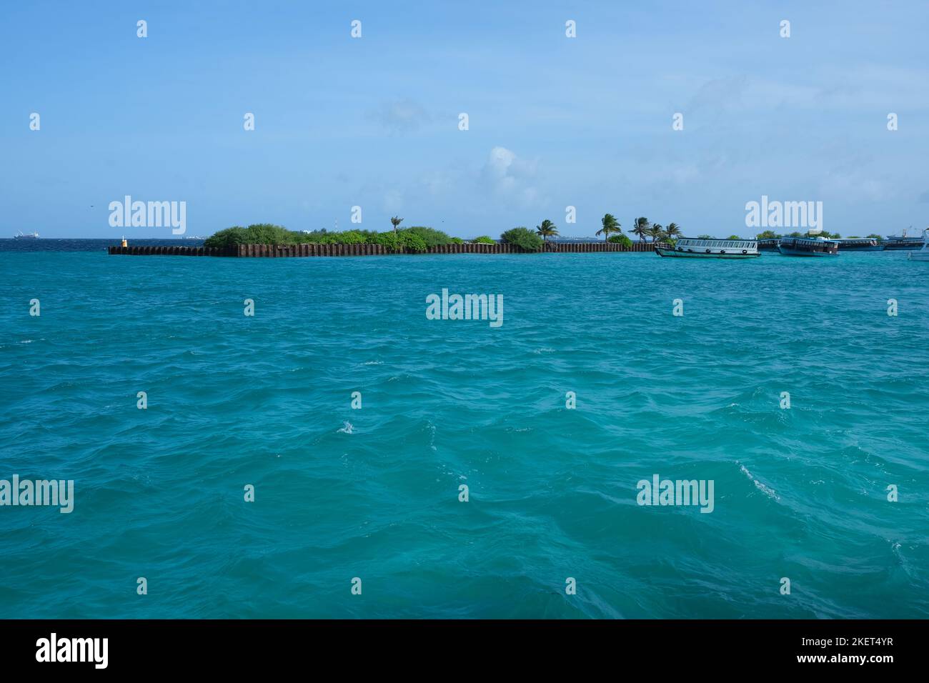 Il porto di Male International Airport Maldives con traghetto che attraversa intorno. Foto Stock