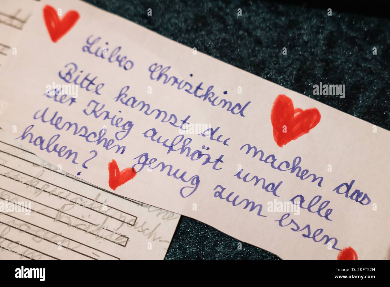 Engelskirchen, Germania. 14th Nov 2022. Una lista dei desideri con il testo " Caro Cristo Bambino, per favore, potete fermare la guerra e tutte le persone hanno abbastanza da mangiare?" Appende nel ramo di Christ Child Post di Deutsche Post. La filiale Christkindpost di Deutsche Post è aperta a Engelskirchen. (A dpa/lnw: 'Christkind risposte lettere da bambini di tutto il mondo') Credit: Oliver Berg/dpa/Alamy Live News Foto Stock