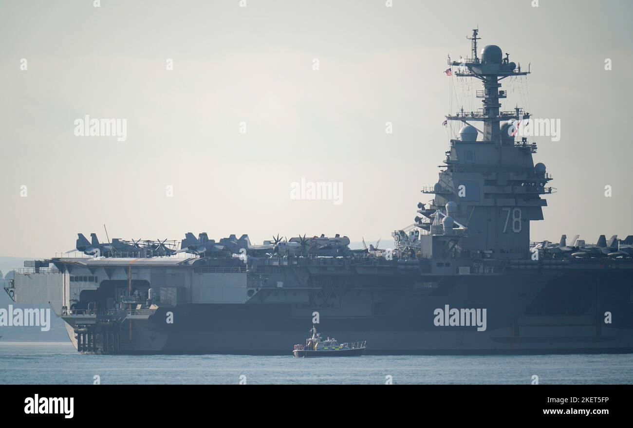 La USS Gerald R. Ford entra a Stokes Bay nel Solent, mentre la 'nave da guerra più grande del mondo' trascorrerà quattro giorni ancorati al largo della costa dell'Hampshire durante il suo primo impiego. Data immagine: Lunedì 14 novembre 2022. Foto Stock