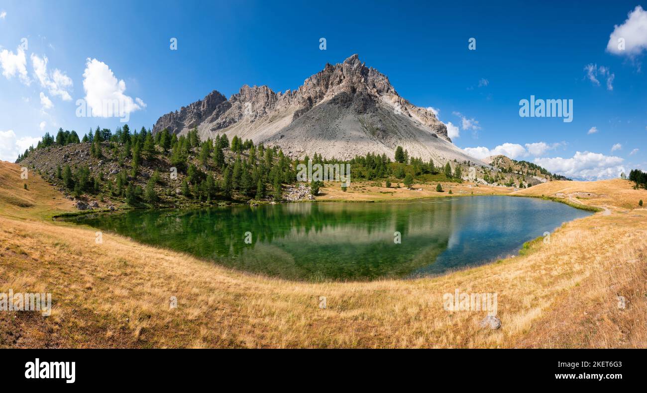 Vista panoramica estiva dal col du Lauzet e il suo lago sopra il villaggio di Saint-Crepin. Hautes-Alpes, Alpi, Francia Foto Stock
