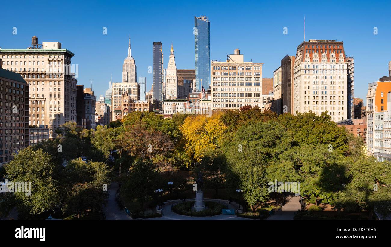 Vista sopraelevata di Union Square Park con i grattacieli circostanti in autunno. Manhattan, New York City Foto Stock