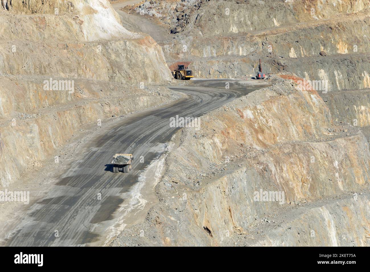 Vista aerea del drone dell'attività mineraria a Minas de Riotinto in Spagna. Scenario dell'Apocalisse. Villaggio minerario. Distruzione della terra. Disastro ecologico. Foto Stock