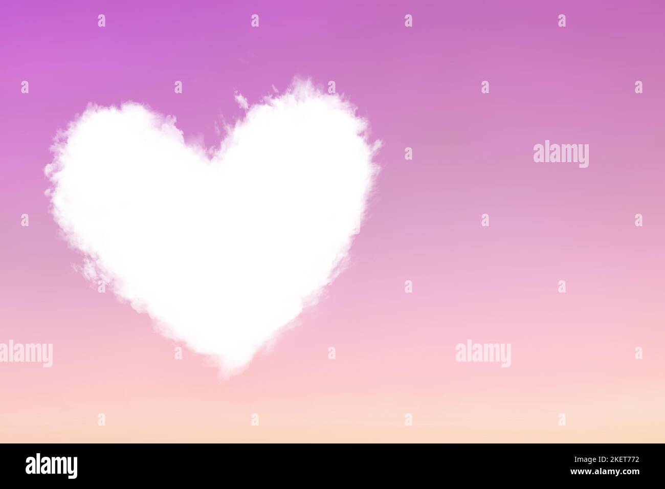 Nuvola cuore in cielo rosa viola Foto Stock