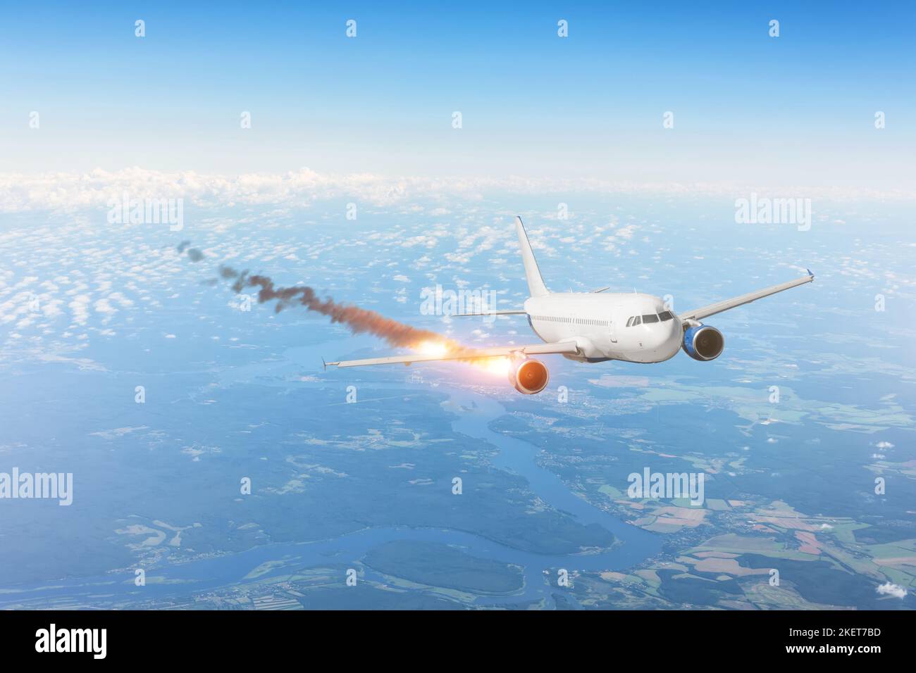 Volo di emergenza in aereo con motore antincendio, riduzione discesa in caduta. Concetto di indagine sull'urto pneumatico. Foto Stock
