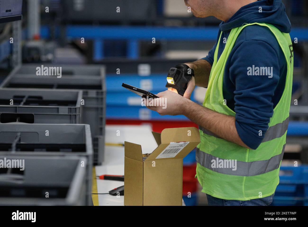 Bucarest, Romania - 7 novembre 2022: Profondità di campo poco profonda (fuoco selettivo) descrive un uomo che lavora in una società di e-commerce e di consegna. Foto Stock