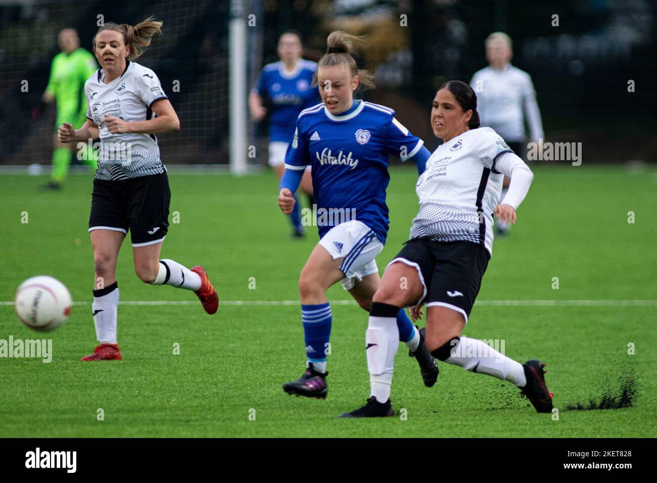 Jess Williams di Swansea City in azione contro Jasmine Simpson di Cardiff City Cardiff City contro Swansea City nell'Orchard Welsh Premier Women's Leagu Foto Stock