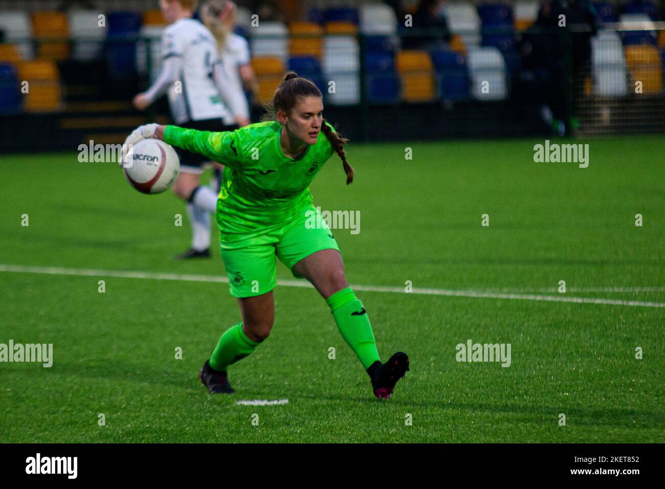 Claire Skinner, portiere di Swansea City, tira fuori la palla Cardiff City contro Swansea City nella Orchard Welsh Premier Women's League Cup all'Ocean Park Ar Foto Stock