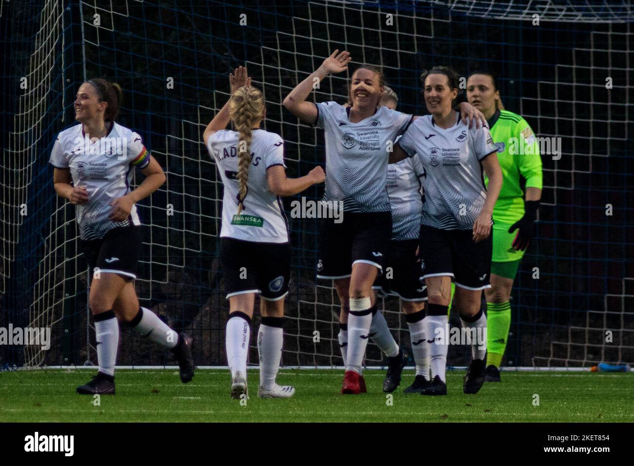 Tija Richardson di Swansea City festeggia il suo terzo goal Cardiff City contro Swansea City nell'Orchard Welsh Premier Women's League Cup at Foto Stock