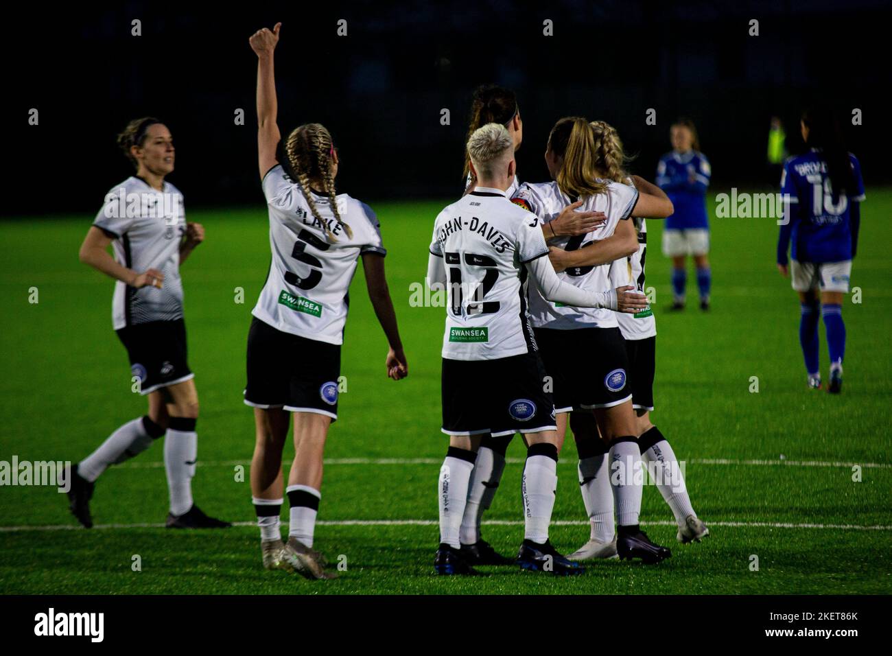 Il capitano della città di Swansea Emma Beynon festeggia il suo quarto gol dal punto di penalità Cardiff City contro Swansea City nell'Orchard Welsh Premi Foto Stock