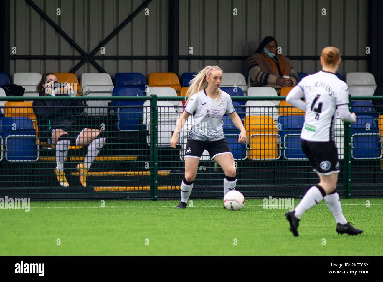 Chloe Chivers di Swansea City filma i suoi compagni di squadra durante il primo tempo. Cardiff City vs Swansea City nella Orchard Welsh Premier Women's League Cup. Foto Stock