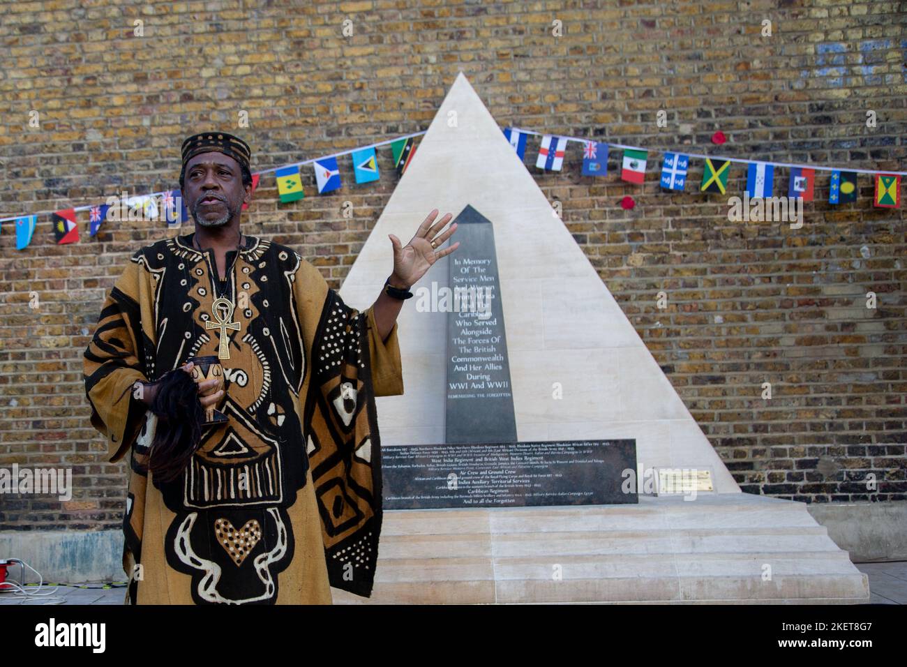 Londra, Regno Unito. 13th Nov 2022. Mbandaka, leader spirituale del movimento revivalista Alkebu-LAN, un movimento di liberazione panafrikanista nazionalista, parla durante la memoria Sunday.in di Windrush Square, Brixton. La domenica del ricordo a Windrush Square si svolge tradizionalmente nel pomeriggio per consentire a coloro che desiderano commemorare la componente dell'armistizio del 11am con altri, tra cui la Legione britannica reale all'interno della loro comunità locale. (Foto di Thabo Jaiyesimi/SOPA Images/Sipa USA) Credit: Sipa USA/Alamy Live News Foto Stock