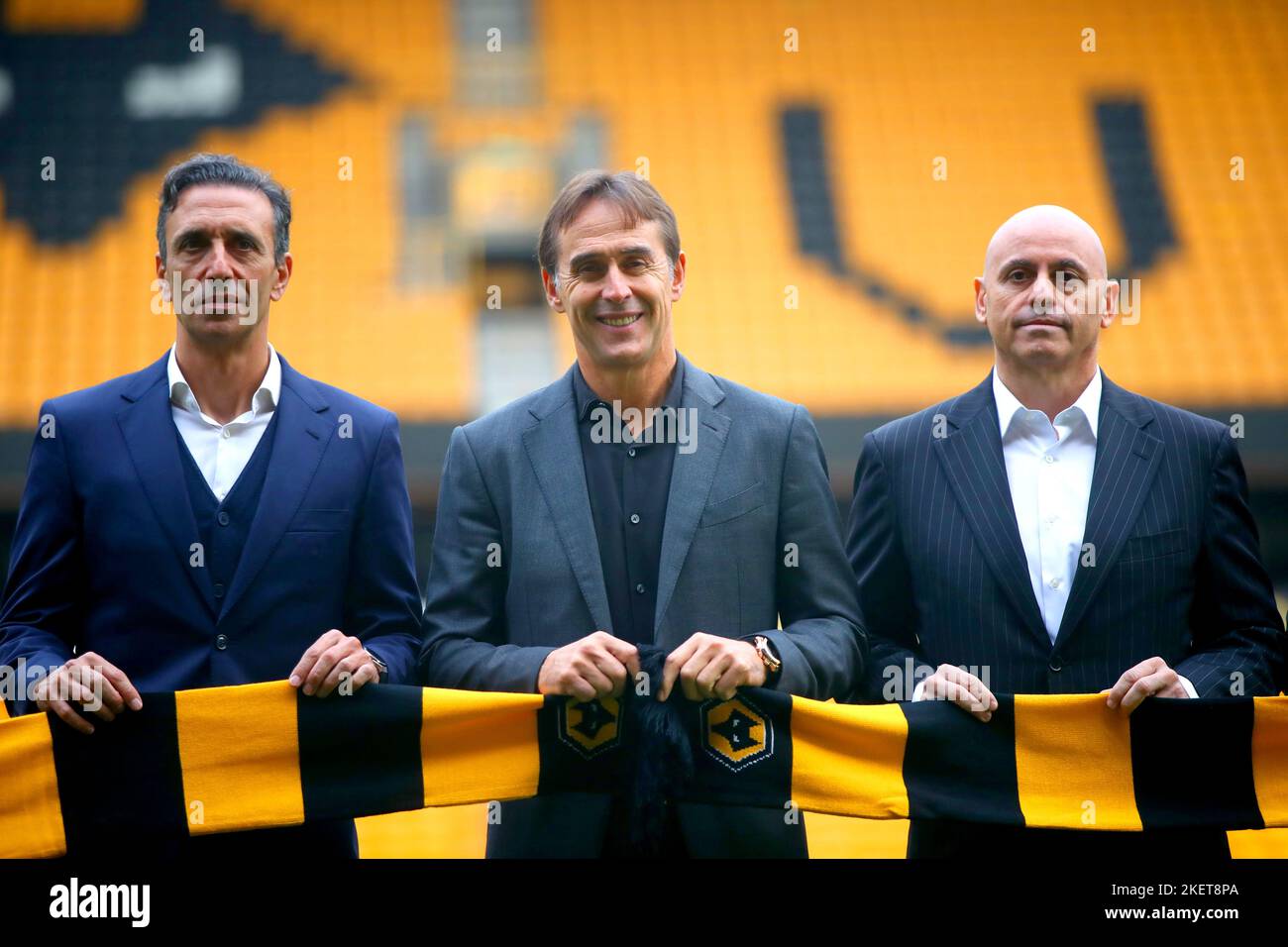 Julen Lopetegui (centro), manager di Wolverhampton Wanderers, e il personale di coaching Juan Peinado (a destra) e Pablo Sanz si posano per una foto sul campo dopo una conferenza stampa allo stadio Molineux di Wolverhampton. Data immagine: Lunedì 14 novembre 2022. Foto Stock