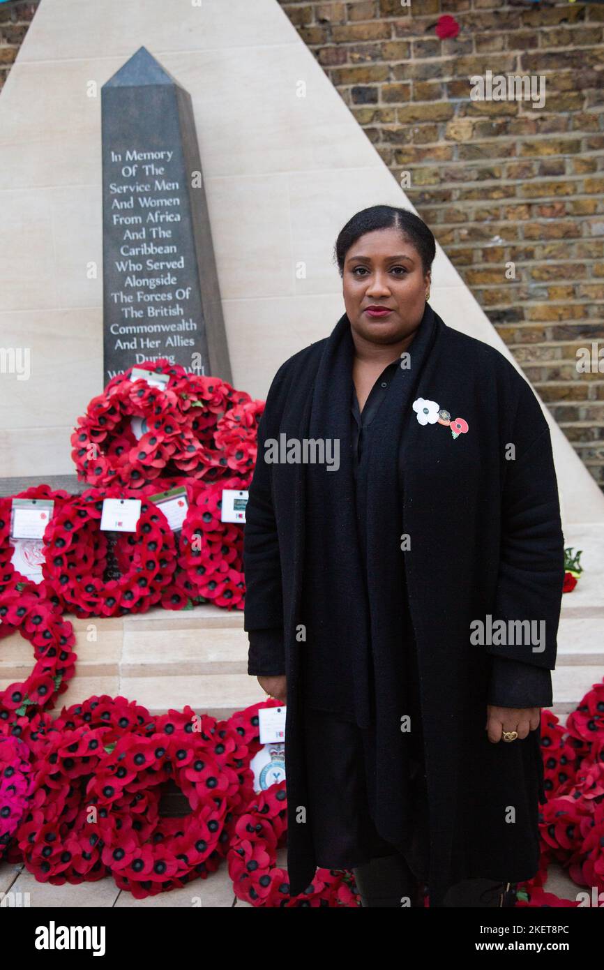 Londra, Regno Unito. 13th Nov 2022. Bell Ribeiro-Addy MP si trova di fronte al monumento commemorativo della guerra dei Caraibi africani a Windrush Square, Brixton. La domenica del ricordo a Windrush Square si svolge tradizionalmente nel pomeriggio per consentire a coloro che desiderano commemorare la componente dell'armistizio del 11am con altri, tra cui la Legione britannica reale all'interno della loro comunità locale. (Foto di Thabo Jaiyesimi/SOPA Images/Sipa USA) Credit: Sipa USA/Alamy Live News Foto Stock