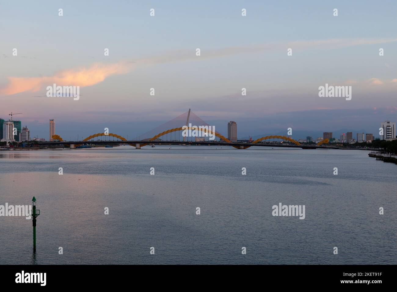 Da Nang, Vietnam - 20 2018 agosto: Il Ponte del Drago è un ponte sul fiume han. Il ponte è stato progettato e costruito a forma di drago e a. Foto Stock