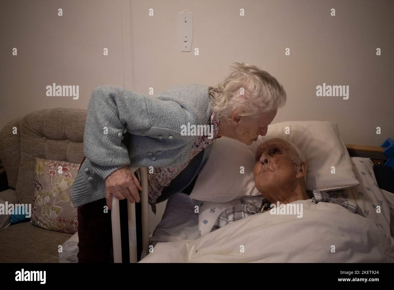 Coppia sposata anziana sia negli anni '80 insieme in una casa di cura, Inghilterra, Regno Unito Foto Stock
