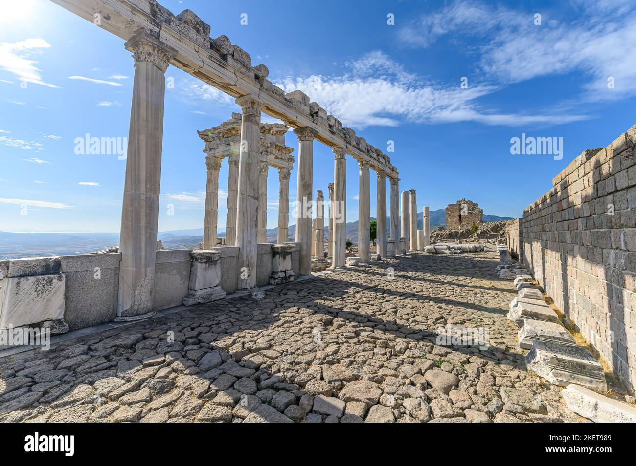 Tempio di Traiano presso l'Acropoli di Pergamon antiche rovine della città a Bergama, Izmir, Turchia Foto Stock