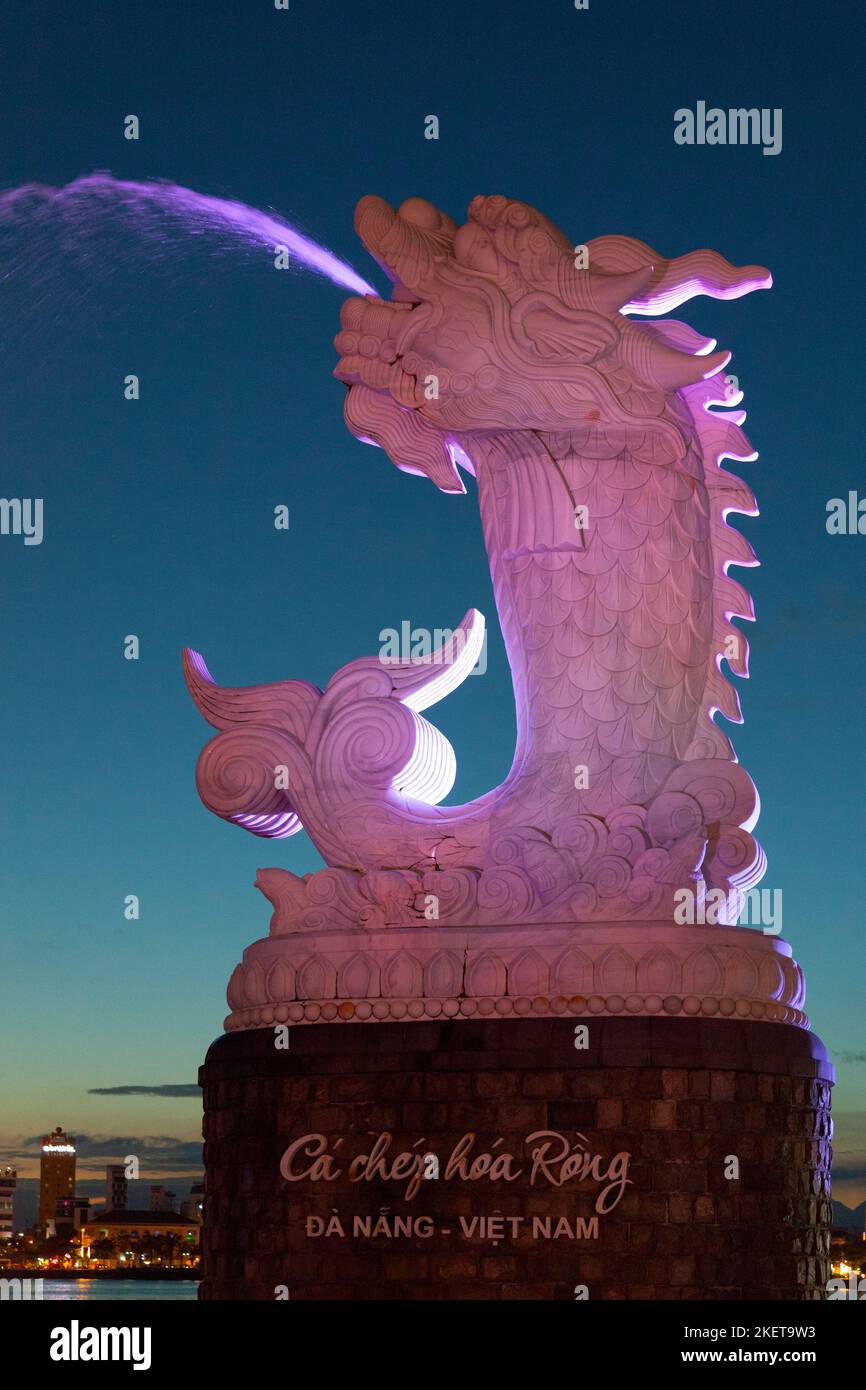 Da Nang, Vietnam - 20 2018 agosto: Fontana Dragon Carp sulla riva orientale del fiume Han. Foto Stock