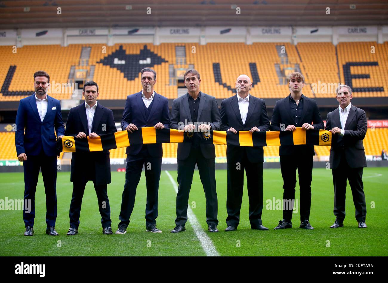 Julen Lopetegui (centro) e il personale di formazione Juan Peinado (terza a destra) e Pablo Sanz (terza a sinistra) posano per una foto sul campo dopo una conferenza stampa allo stadio Molineux di Wolverhampton. Data immagine: Lunedì 14 novembre 2022. Foto Stock