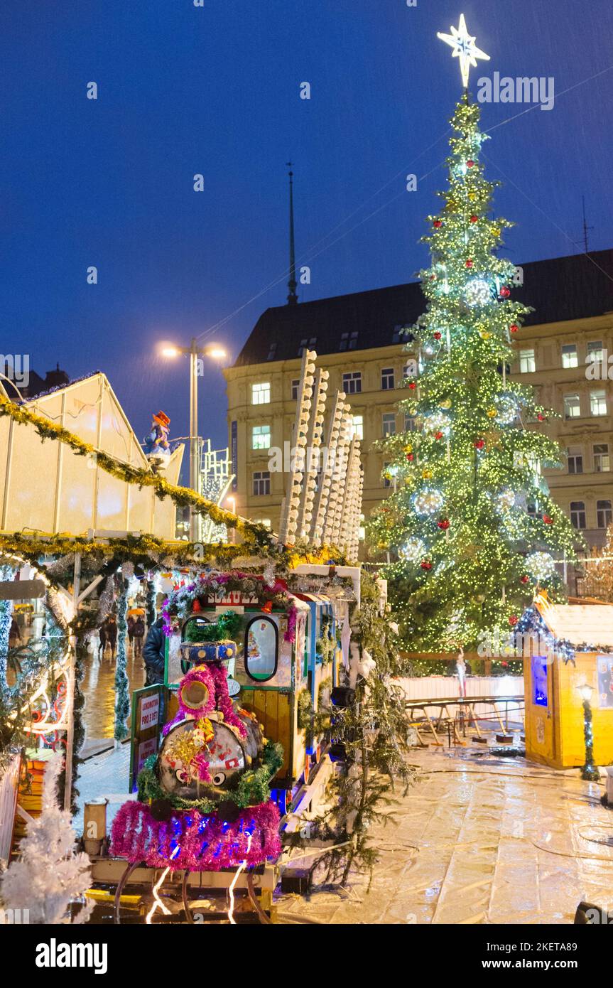 Luna park a un mercato di Natale di Brno, in Repubblica Ceca Foto Stock
