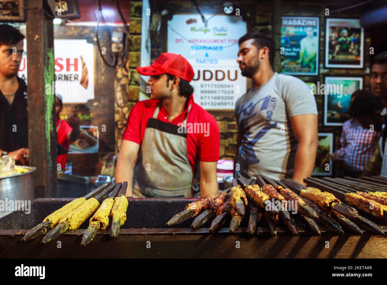 Delhi, India : Cooks in una stalla di Kebab vicino alla moschea di Jamaa Masjid nella vecchia Delhi. Foto Stock