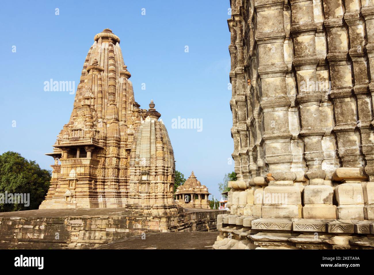 Khajuraho, Madhya Pradesh, India : Tempio di Vishvanatha (a sinistra) e Tempio di Parvati (a destra) parte del gruppo occidentale del KH, Patrimonio dell'Umanità dell'UNESCO Foto Stock
