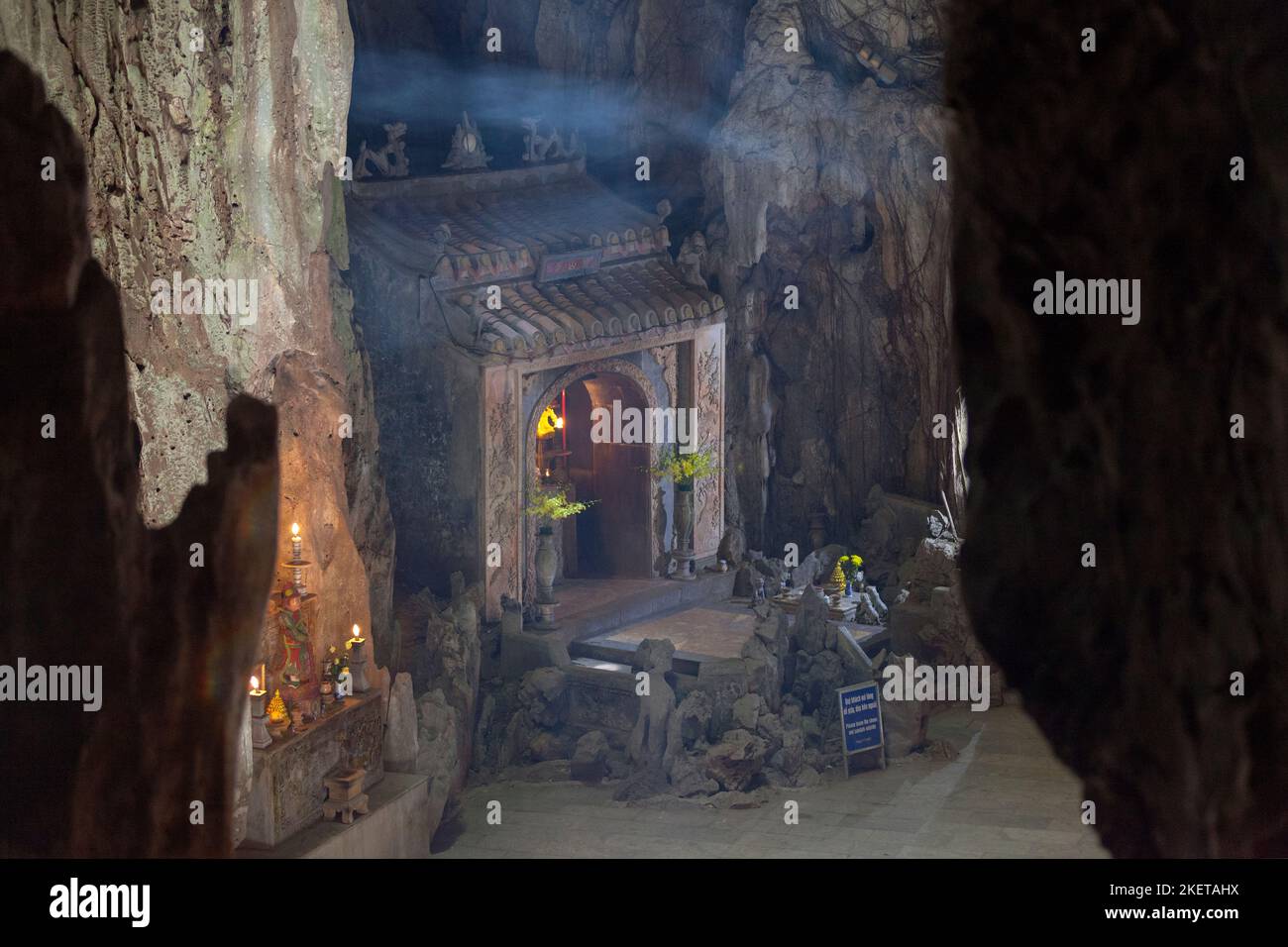 Santuario all'interno della Grotta di Huyen Khong nelle Montagne di marmo, da Nang. Foto Stock