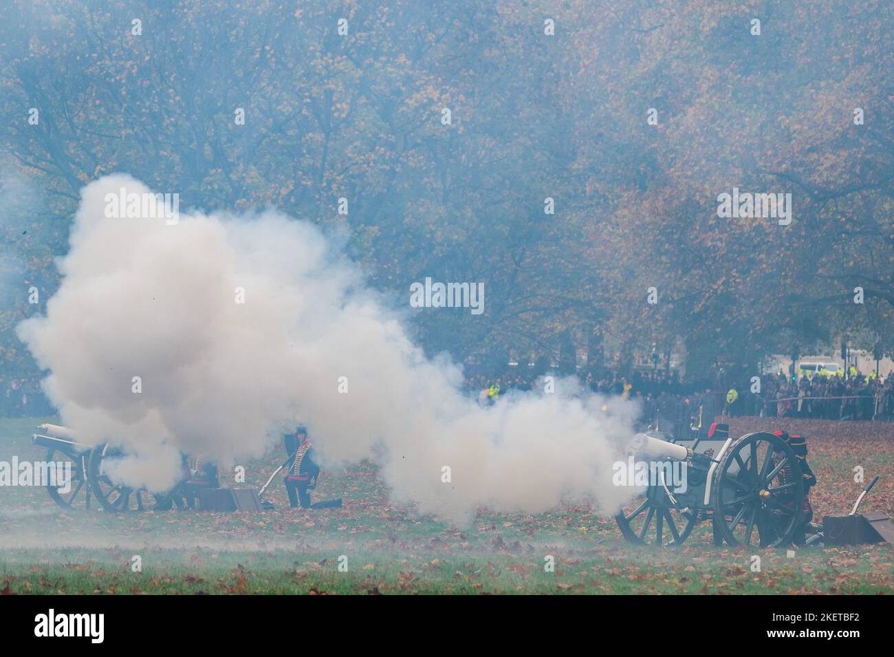 Londra, Regno Unito. 14th Nov 2022. Sparando il saluto, no la pistola 3 non si è sparata per tutta la sequenza a causa di un problema. Il fumo coprì rapidamente la posizione della pistola - la truppa del re Royal Horse Artillery segna il 74th° compleanno di sua Maestà il Re Carlo nel Green Park con un saluto della pistola. Hanno sparato un 41 giro Gun Salute da 6 pistole a Hyde Park. Credit: Guy Bell/Alamy Live News Foto Stock