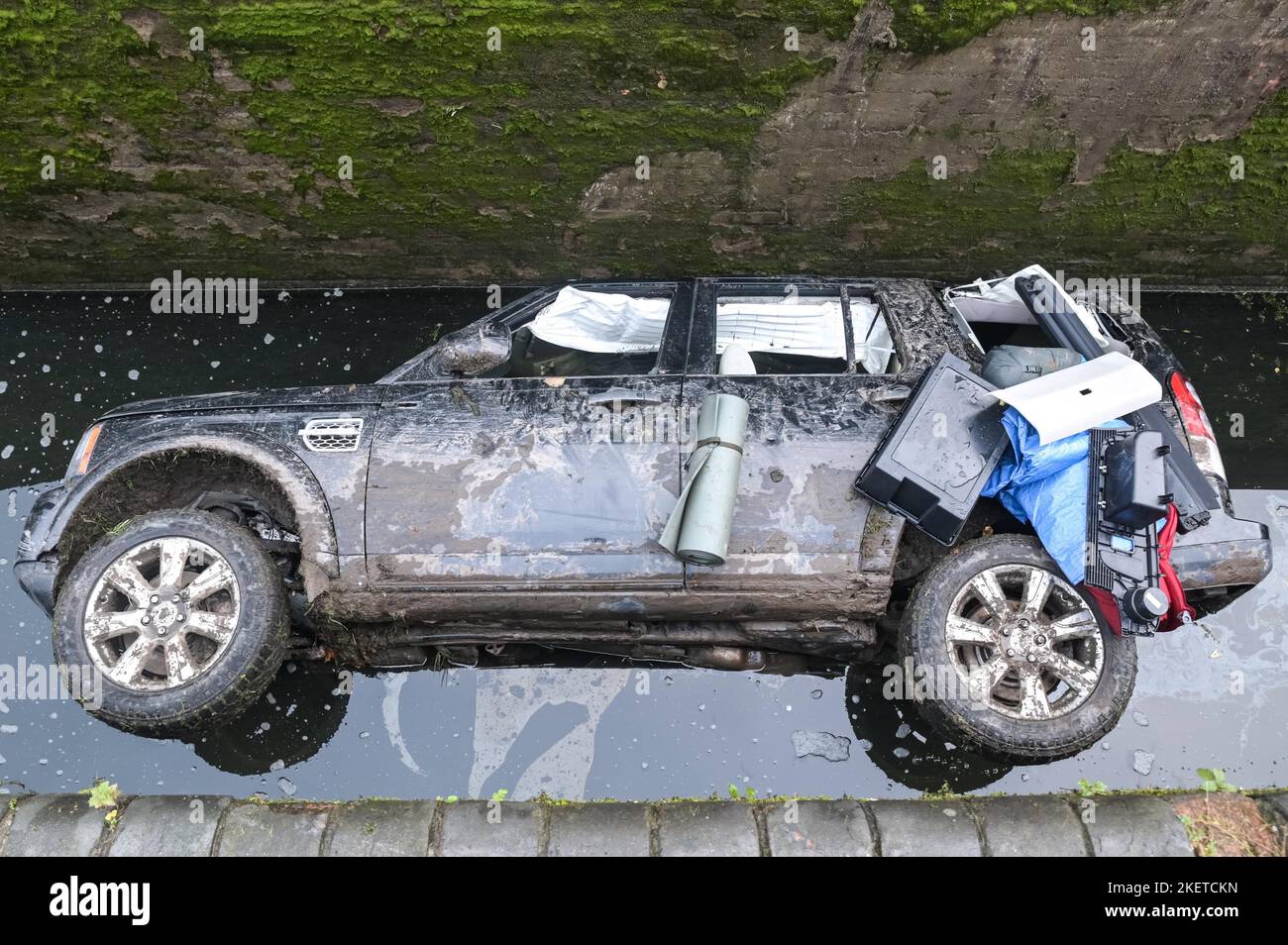 Fornace Parade, Tipton, 14 novembre 2022. Una Land Rover Discovery e' stata schiantata e abbandonata all'interno di una chiusa del canale a Tipton lunedì mattina. Non ci sono state ferite riportate e la vettura dovrebbe essere rimossa martedì. Il Canal and River Trust ha scritto su Twitter: "La chiusa n° 3 della New Main Line Canal a Tipton è chiusa perché un'auto è nella serratura. Stiamo lavorando ad un piano per rimuovere il tutto il prima possibile. Non ci sono ancora segni di inquinamento, ma continueremo a monitorare”. Fig. Per: Interrompi stampa Media/ Alamy Live News Foto Stock