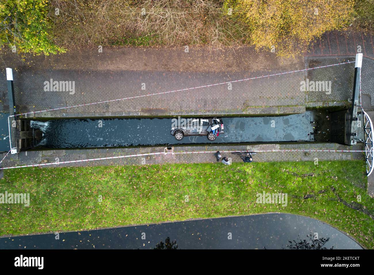 Fornace Parade, Tipton, 14 novembre 2022. Una Land Rover Discovery e' stata schiantata e abbandonata all'interno di una chiusa del canale a Tipton lunedì mattina. Non ci sono state ferite riportate e la vettura dovrebbe essere rimossa martedì. Il Canal and River Trust ha scritto su Twitter: "La chiusa n° 3 della New Main Line Canal a Tipton è chiusa perché un'auto è nella serratura. Stiamo lavorando ad un piano per rimuovere il tutto il prima possibile. Non ci sono ancora segni di inquinamento, ma continueremo a monitorare”. Fig. Per: Interrompi stampa Media/ Alamy Live News Foto Stock