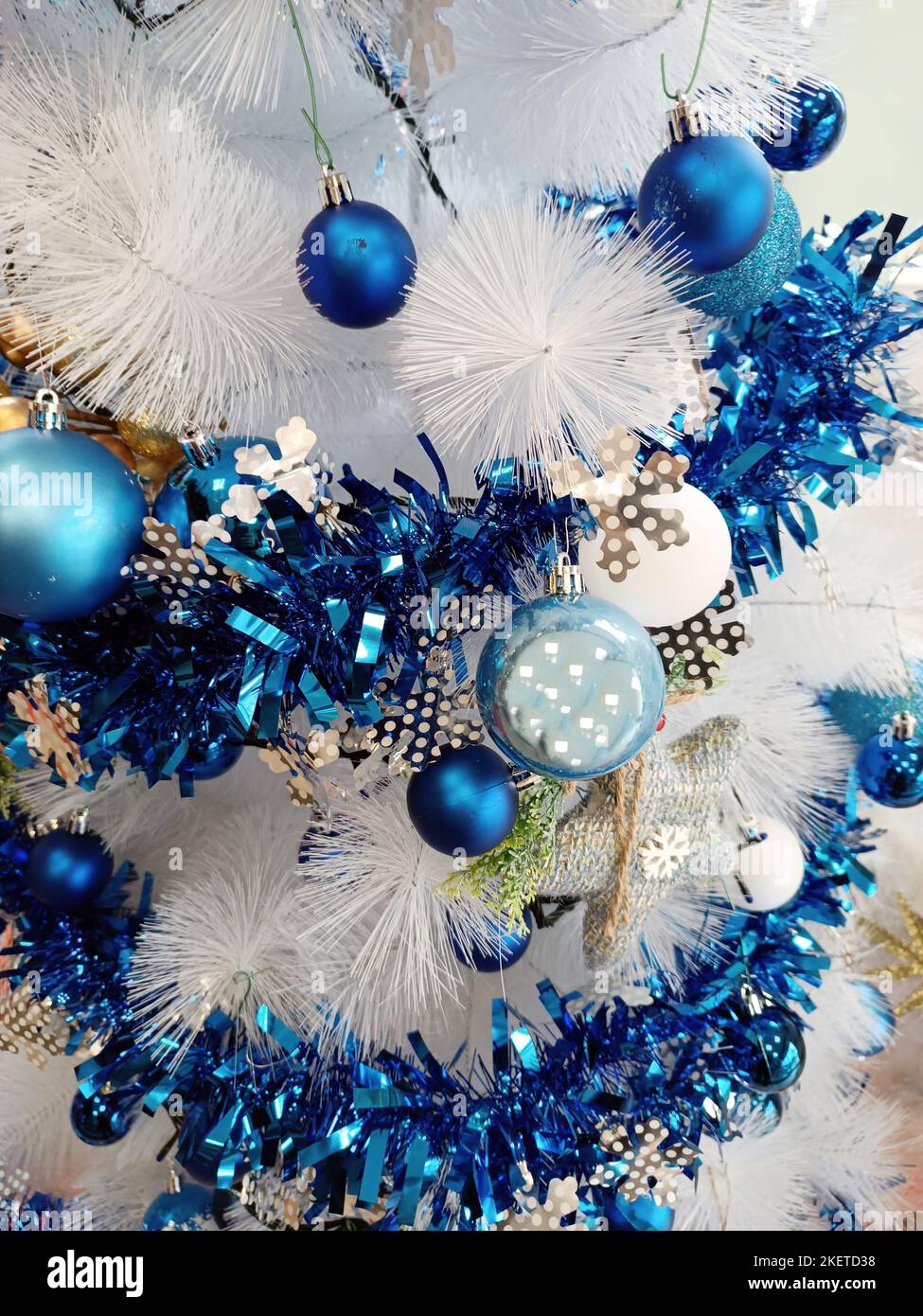 Decorazioni natalizie appese all'albero verde, materiale sintetico, cultura italiana. Foto Stock