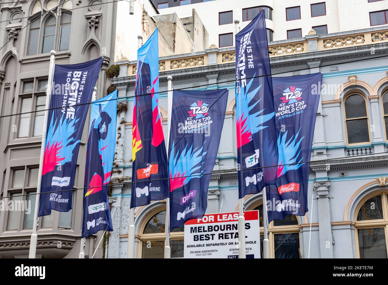 Banner nel centro di Melbourne promuovono il concorso mondiale di cricket 2022 Mens T20 vinto dall'Inghilterra, Australia Foto Stock