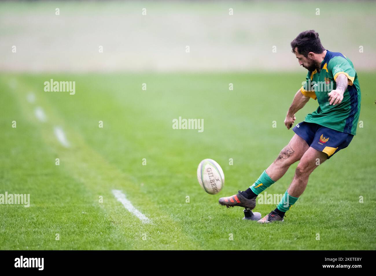 Rugby giocatore kicking conversione Foto Stock