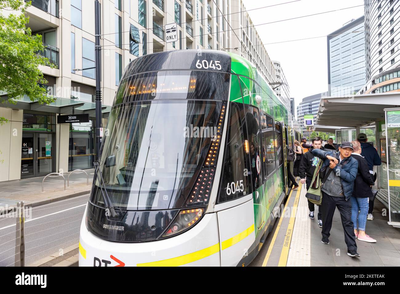 Tram di Melbourne alla stazione di Dockland, centro di Melbourne, Victoria, Australia Foto Stock