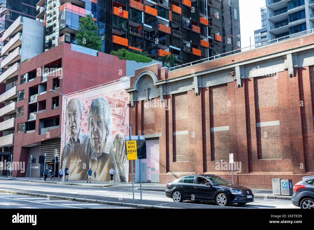 Slug Sam Bates Street art pittura dei suoi nonni su un muro in Lonsdale Street Melbourne centro città, Victoria, Australia Novembre 2022 Foto Stock