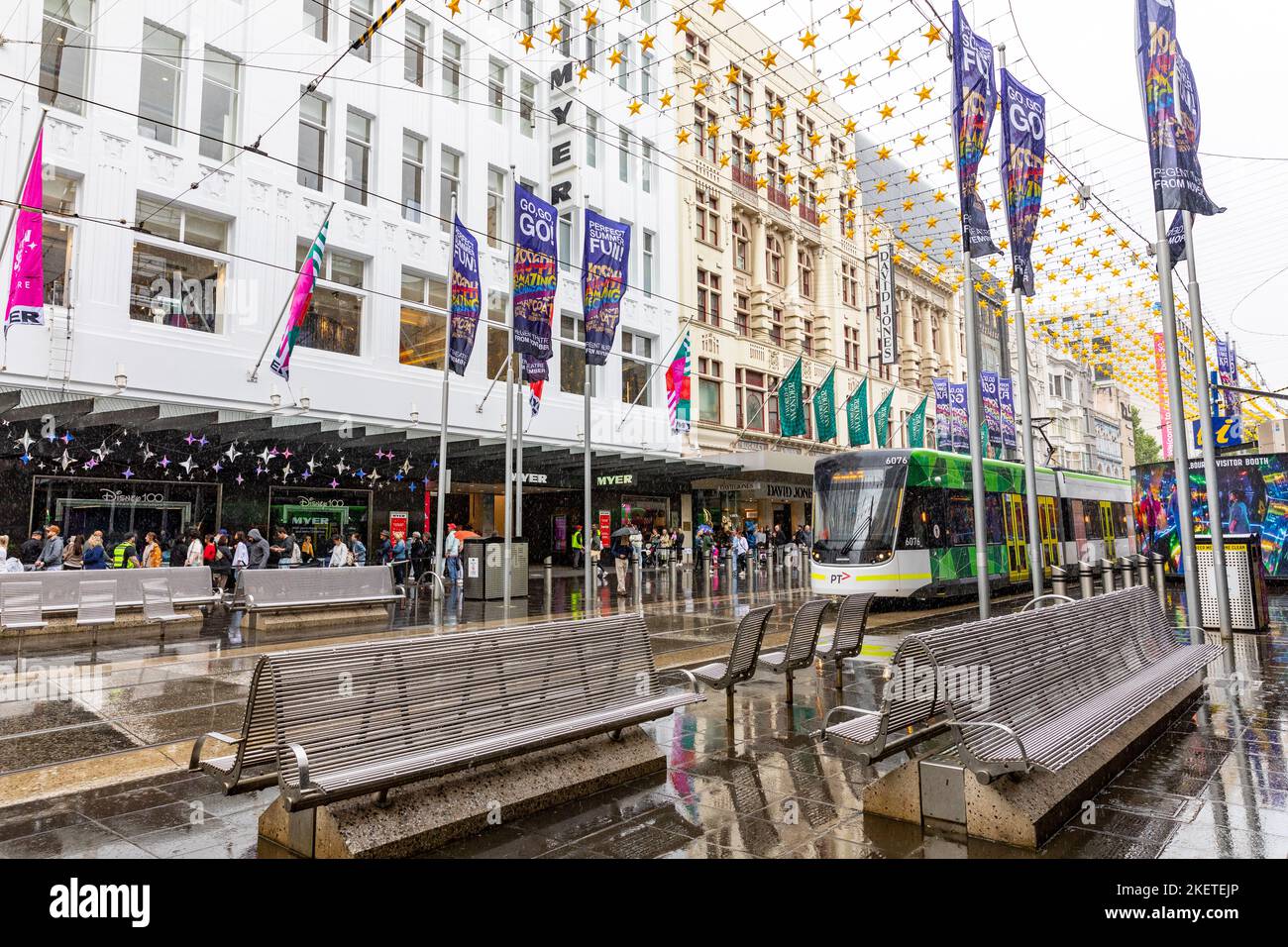 Centro di Melbourne e tram con i mezzi pubblici in Bourke Street, Victoria, Australia Foto Stock