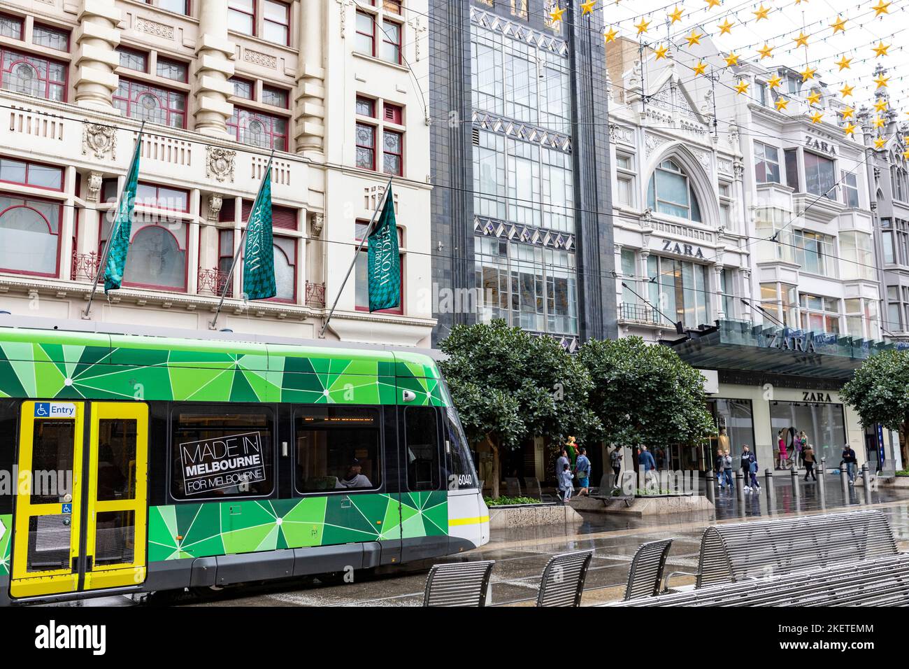 Il tram di Melbourne viaggia lungo Bourke Street, il centro di Melbourne, Victoria, Australia Foto Stock