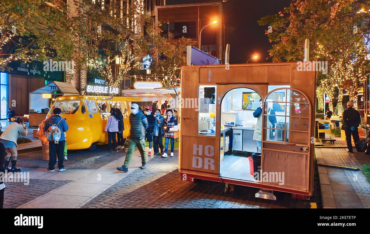 SHANGHAI, CINA - 13 NOVEMBRE 2022 - mercato natalizio a tema al mercato notturno di Fengjing al BFC Bund Financial Center di Shanghai, Cina, 13 novembre 2 Foto Stock