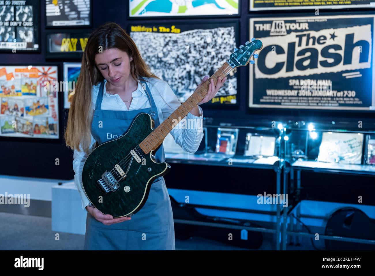 Londra, Regno Unito. 14 novembre 2022. 'Eddie Van Halen: An Ernie Ball Music Man 'Edward Van Halen' Model Electric Guitar firmato da Eddie Van Halen', 1993, (Est. £20.000 - 30.000) in anteprima di Bonhams Rock, Pop & Film sale che offre una varietà di cimeli della cultura pop. L'asta si svolge il 16 novembre presso le gallerie Bonhams Knightsbridge. Credit: Stephen Chung / Alamy Live News Foto Stock