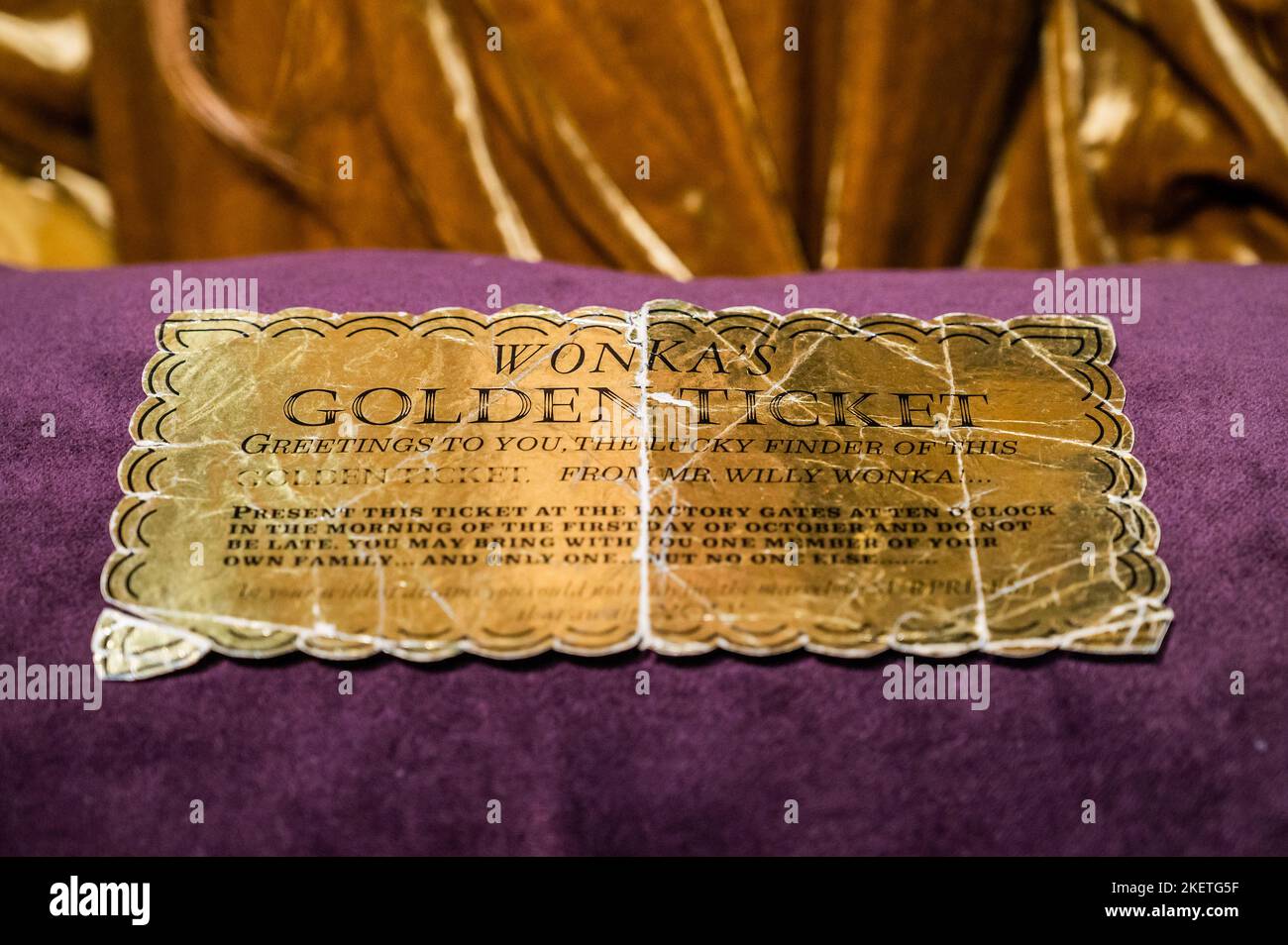 Londra, Regno Unito. 14th Nov 2022. Willy Wonka & The Chocolate Factory: Un originale Golden Ticket di produzione, Paramount, 1971 - Bonhams' Rock, Pop & Film sale presso il negozio di Knightsbridge. Credit: Guy Bell/Alamy Live News Foto Stock