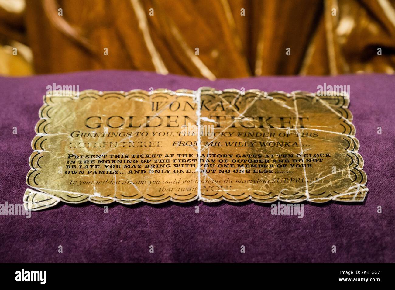 Londra, Regno Unito. 14th Nov 2022. Willy Wonka & The Chocolate Factory: Un originale Golden Ticket di produzione, Paramount, 1971 - Bonhams' Rock, Pop & Film sale presso il negozio di Knightsbridge. Credit: Guy Bell/Alamy Live News Foto Stock