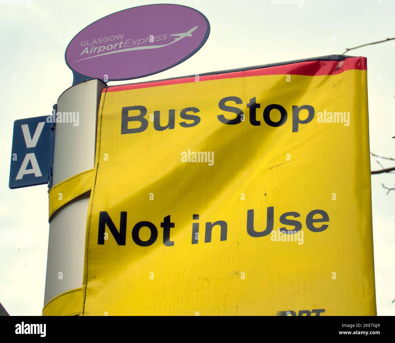 fermata bus non in uso coperchio giallo Foto Stock