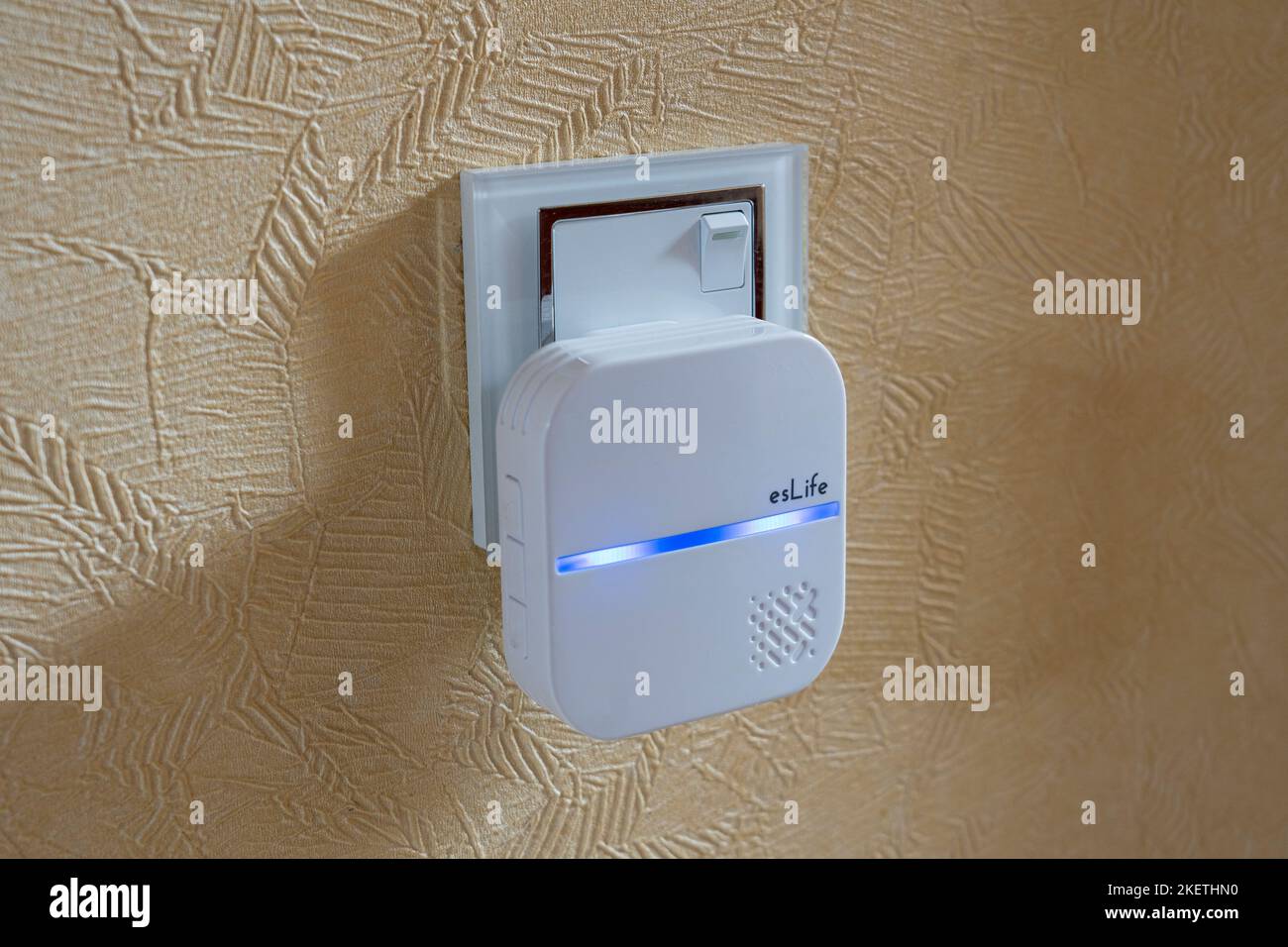 Un etxender wifi di esLife collegato a una presa e usato per amplificare il segnale Internet wifi in una casa per qualcuno che lavora da casa. Inghilterra, Regno Unito Foto Stock
