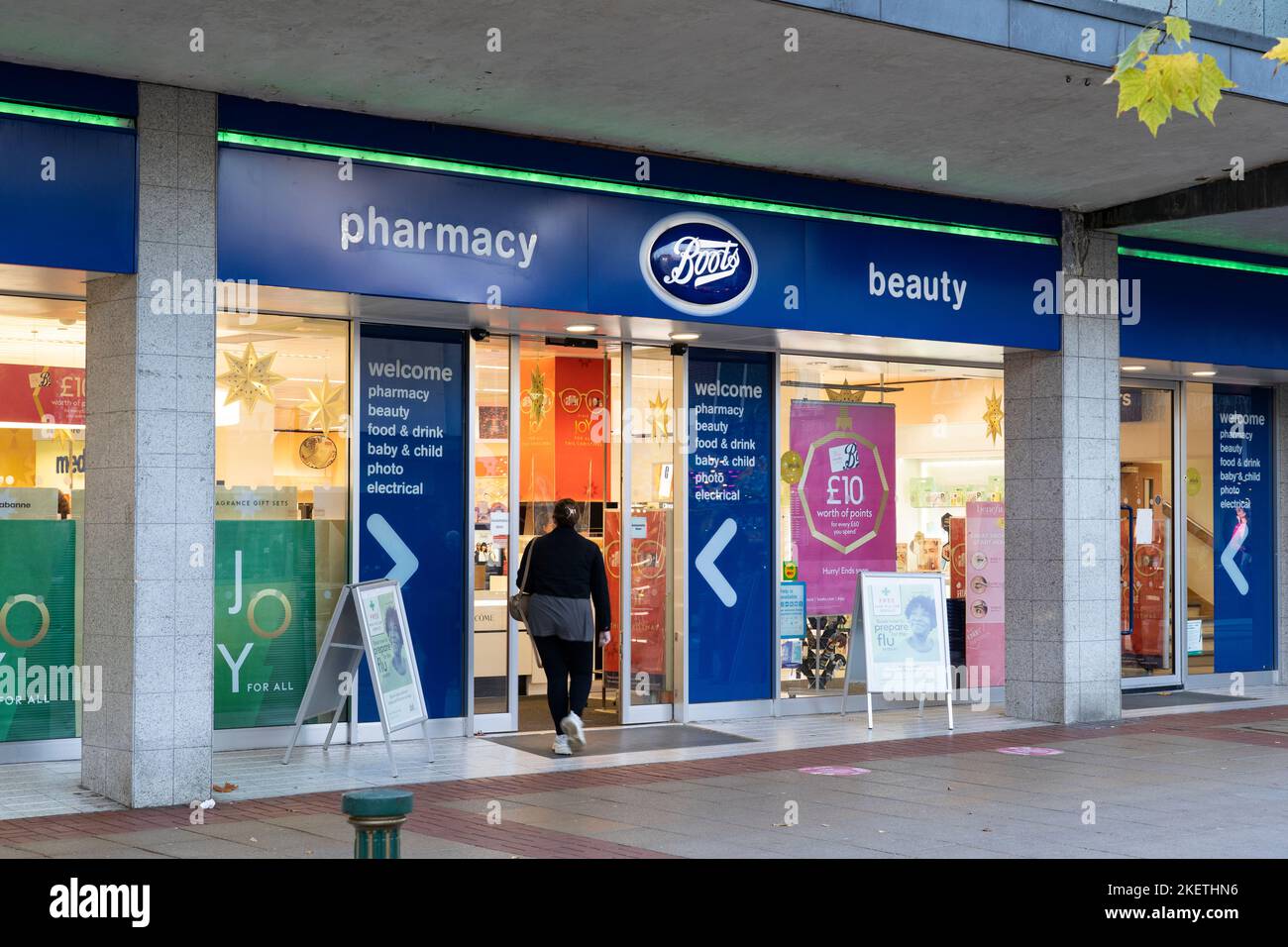 Il cliente entra in una farmacia di strada Boots in Mell Square, Solihull. Concetto: Shopping in strada, declino della strada principale, industria del commercio al dettaglio Foto Stock