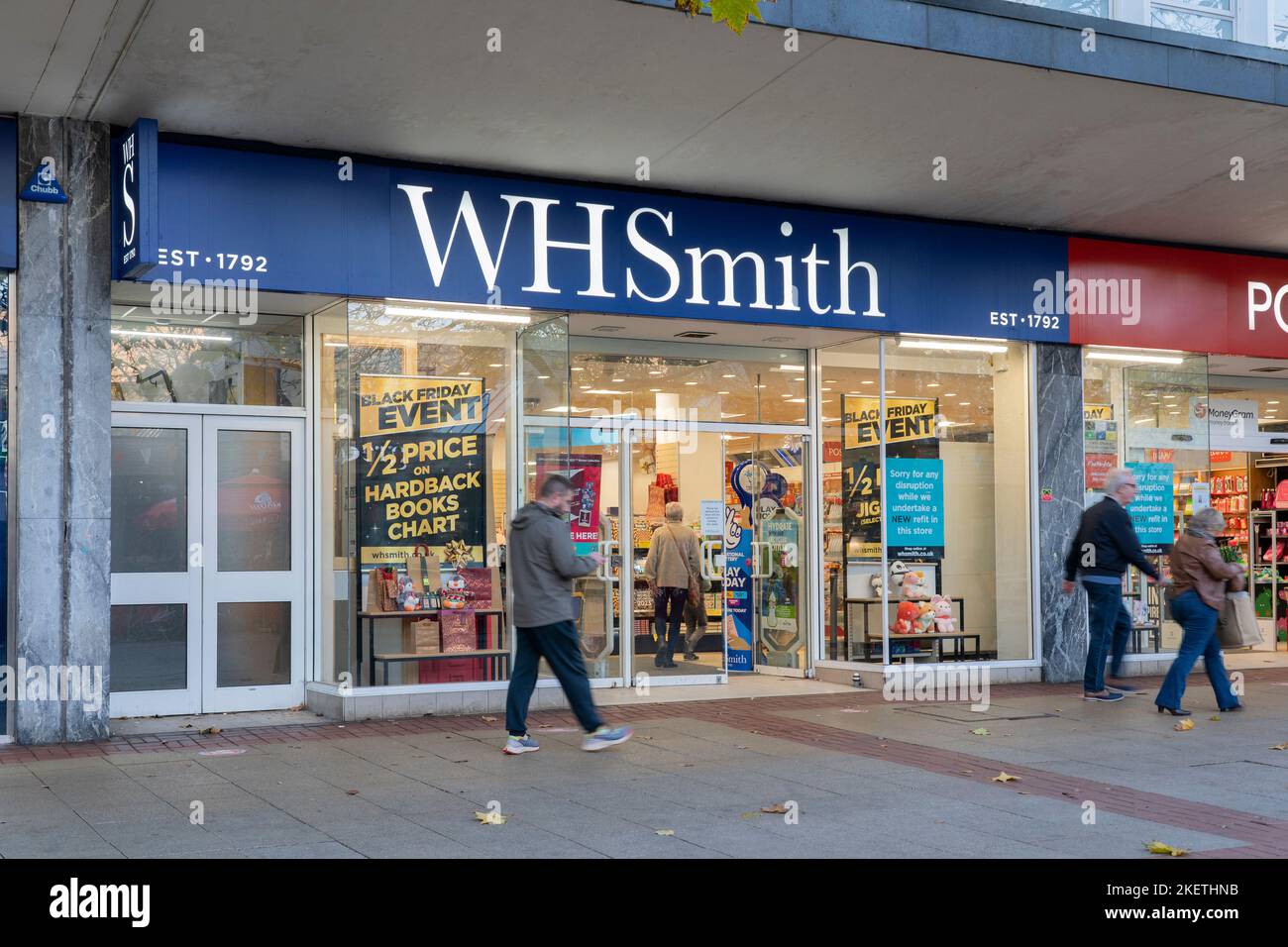 Gli amanti dello shopping passeggiando per WHSmith in Mell Square nel centro di Solihull. Tema: Commercio al dettaglio, tariffe commerciali, alta via di declino, Foto Stock