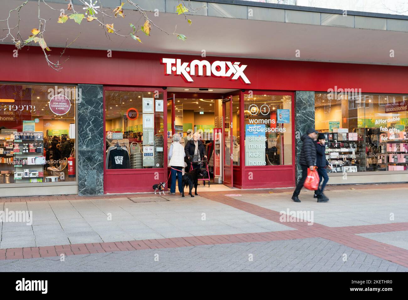 TK Maxx in Piazza Mell nel centro di Solihull. Una destinazione popolare per i consumatori attenti ai prezzi durante una recessione e il costo della vita crisi. REGNO UNITO Foto Stock
