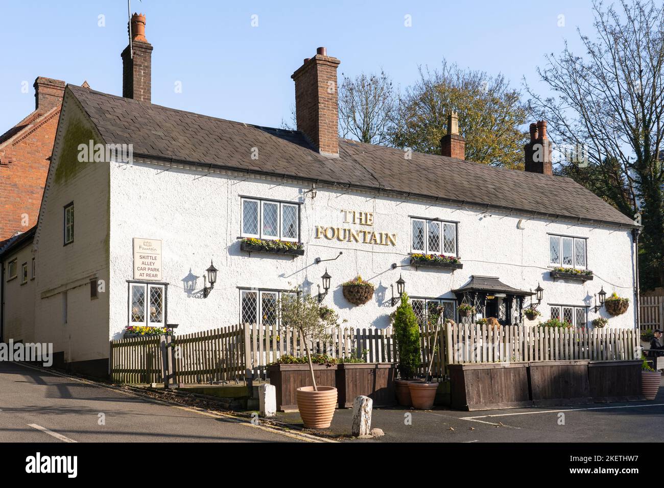 The Fountain at Clent - un tradizionale pub di campagna con travi di quercia del vecchio mondo situato nell'affascinante villaggio Worcestershire di Clent. Inghilterra Foto Stock