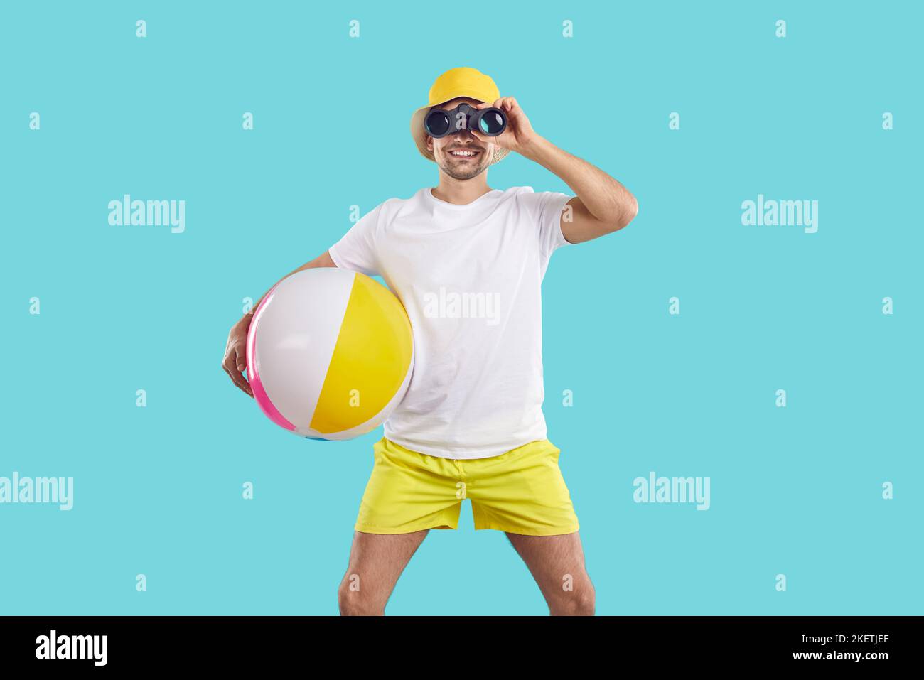 Uomo sorridente in estate indossare look in vetro spia Foto Stock