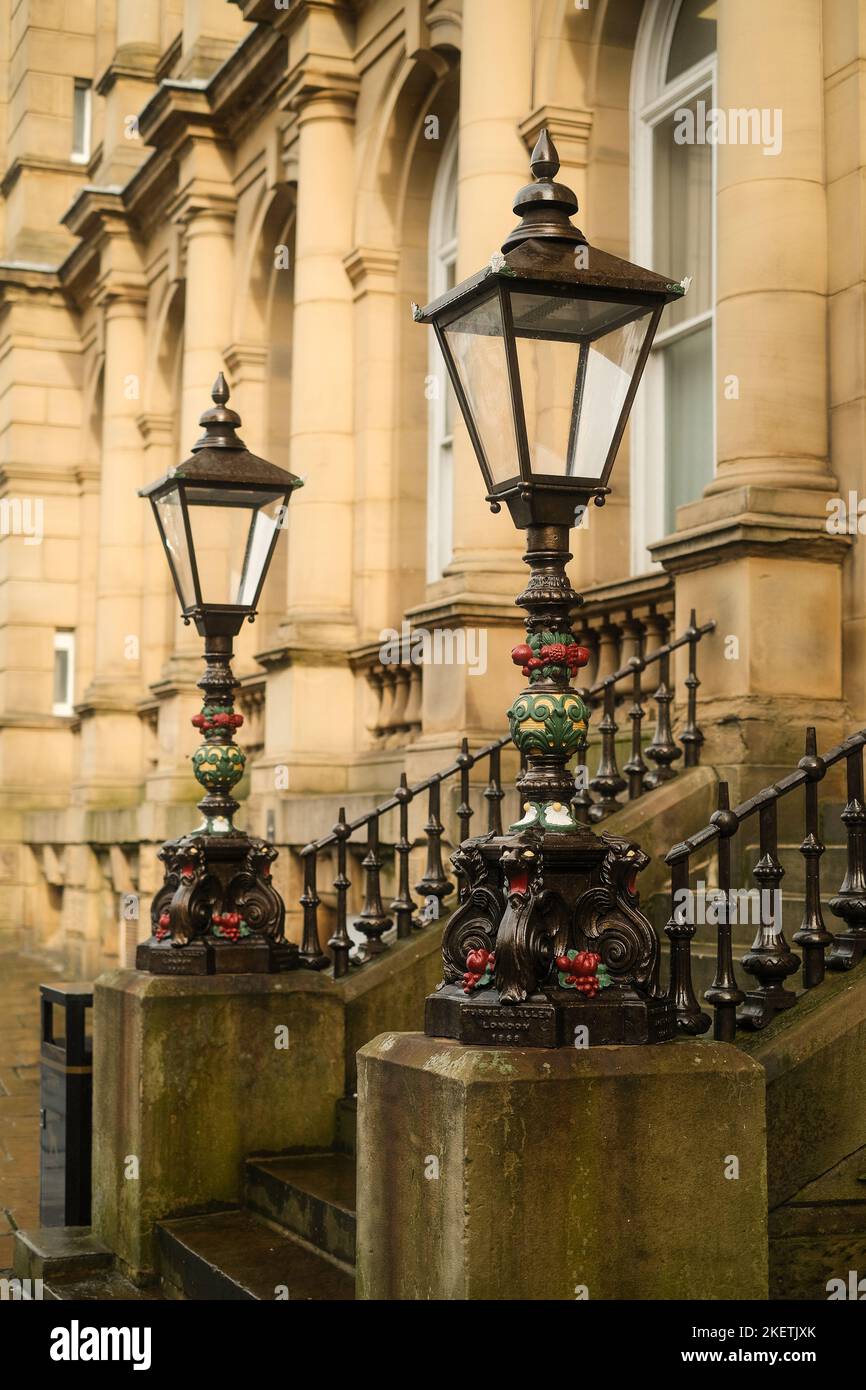 Halifax, West Yorkshire, Regno Unito. Luci ornamentali al di fuori del Municipio. Foto Stock