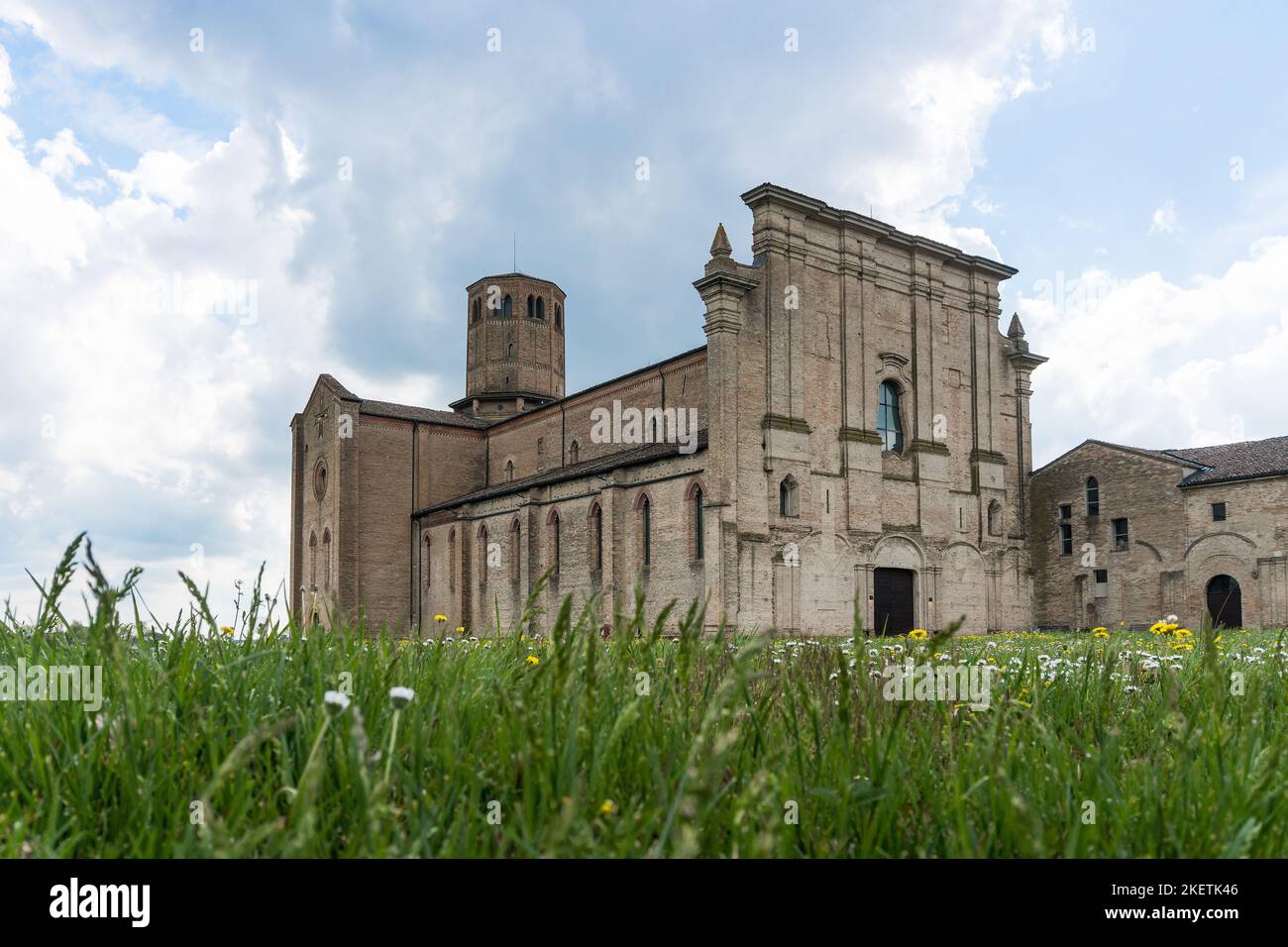 Parma, 3 aprile 2022: Vista dell'abbazia di Valserena nei pressi di Parma durante una giornata di sole. Foto Stock